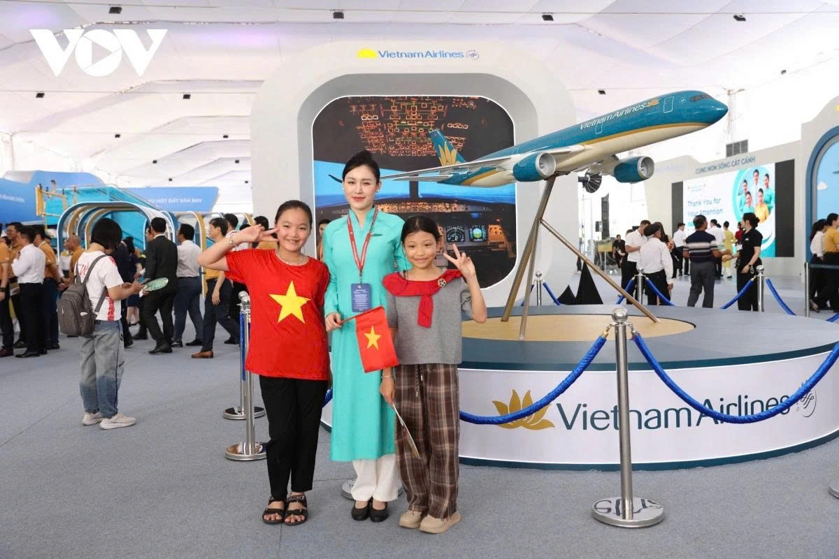 At the Vietnam Airlines booth, visitors can also join daily interactive activities, such as showcasing flight attendant uniforms from different eras, trying out the role of a flight attendant, and participating in games, creating jubilant atmosphere among visitors.