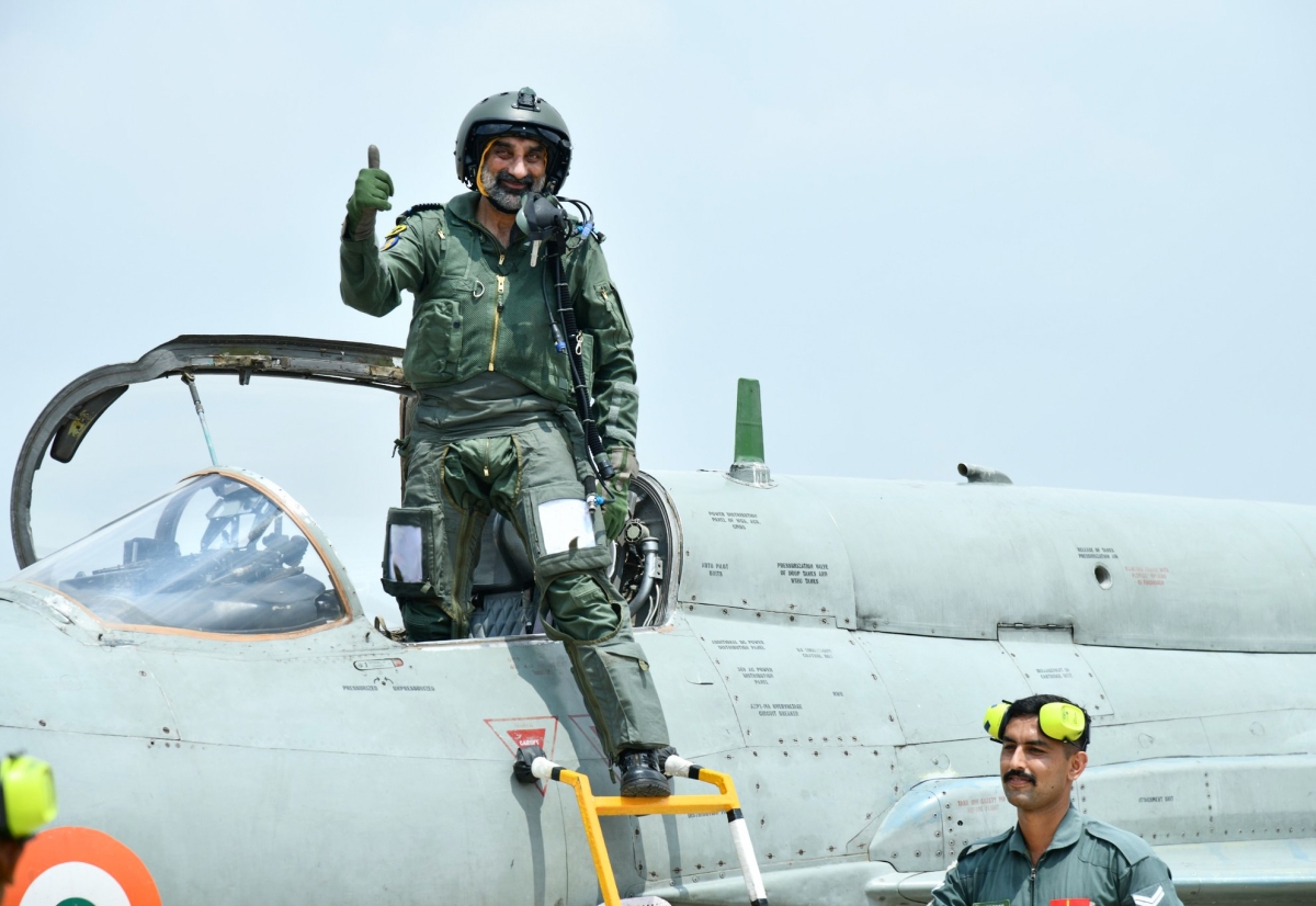 Tư lệnh Không quân Ấn Độ, tướng AP Singh trực tiếp cầm lái 1 trong sáu chiếc MiG-21 thực hiện chuyến bay cuối cùng của dòng máy bay này sáng 26/9. (Ảnh: ANI)