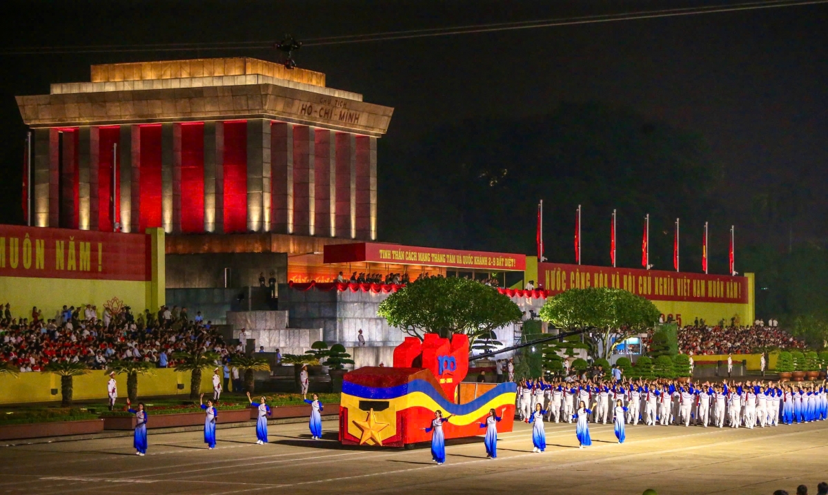 Khối Báo chí đi trên Quảng trường