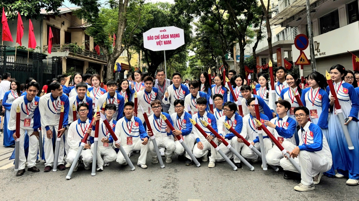 Đoàn tham gia diễu hành của Học viện Báo chí và Tuyên truyền