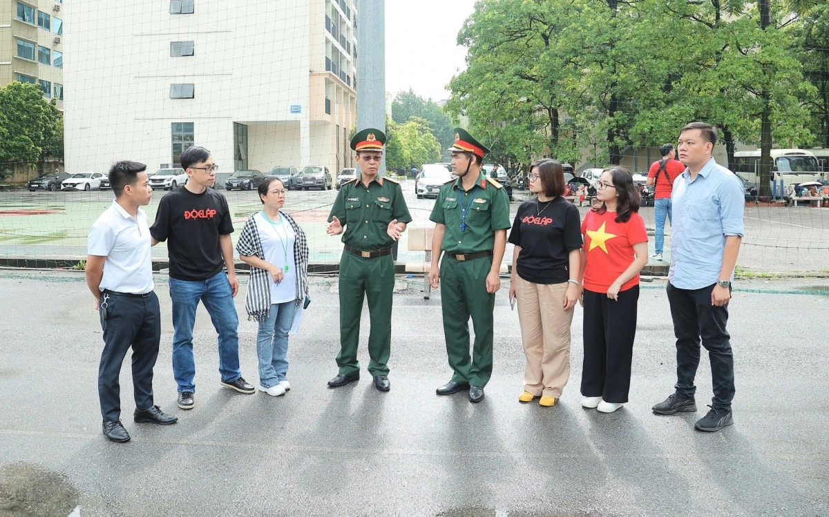Ban Tổ chức trao đổi nội dung huấn luyện với cán bộ của Bộ Tư lệnh Thủ đô