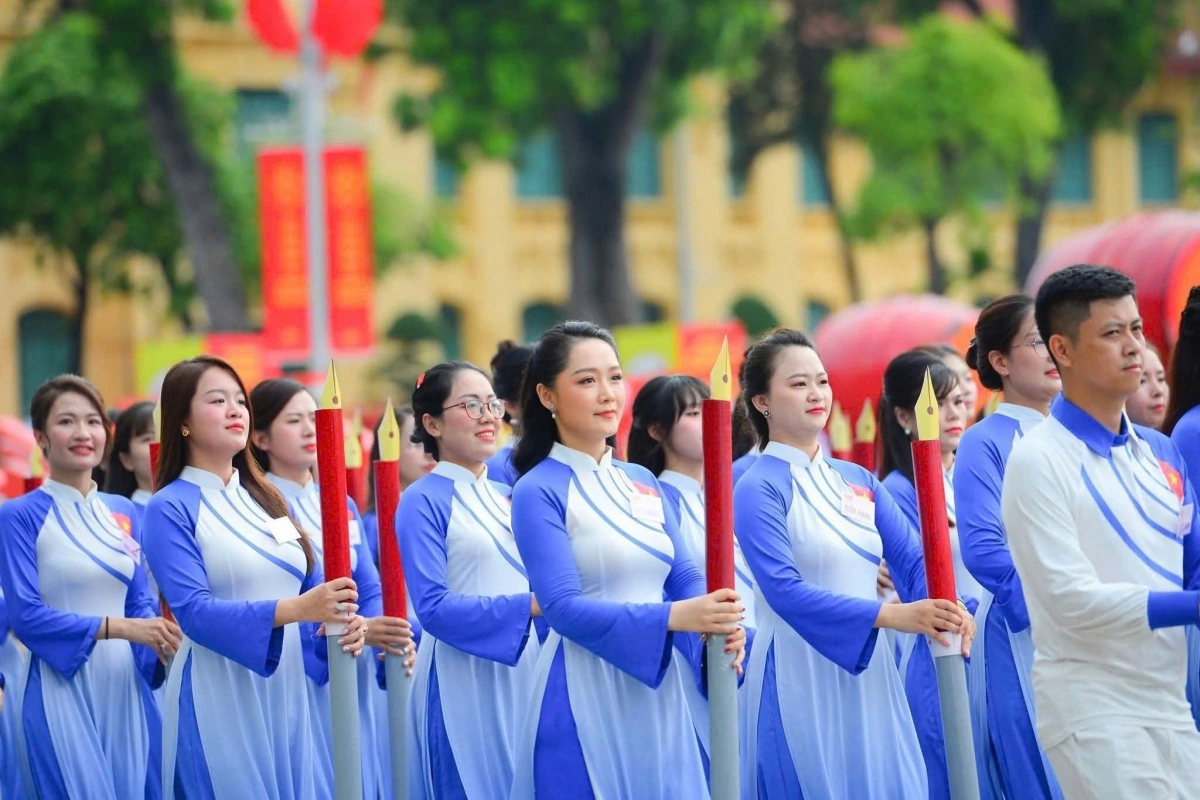 Biên tập viên Thu Hà (giữa), Đài Truyền hình Việt Nam