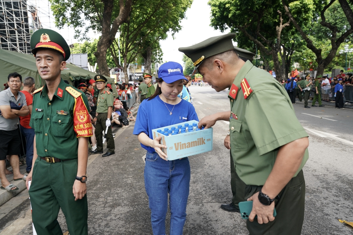 Những ngày vô cùng bận rộn nhưng cả chiến sĩ an ninh tham gia nhiệm vụ và nhân viên tiếp sức của Vinamilk đều được tái tạo năng lượng rất nhanh nhờ những sản phẩm dinh dưỡng của Vinamilk (Ảnh: Vi Nam)