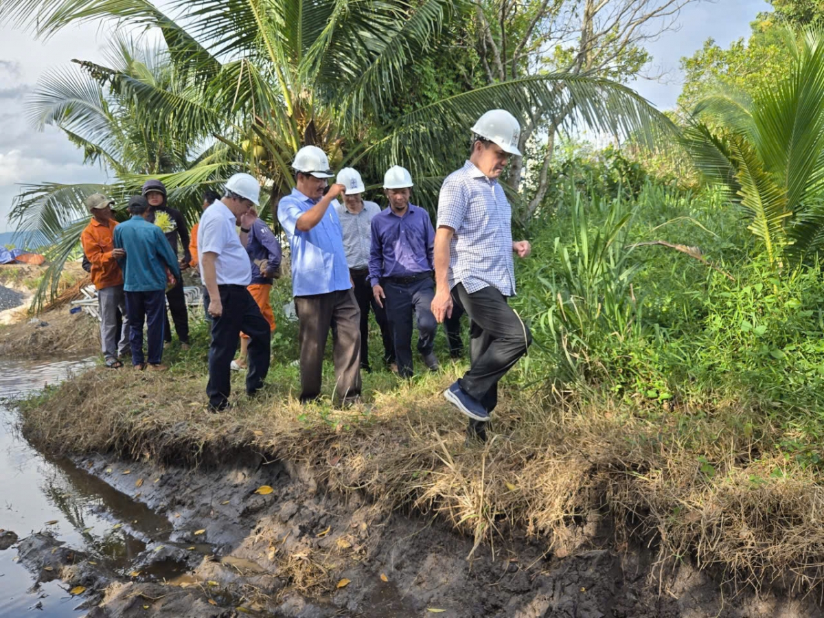 Tổng giám đốc EVNSPC Nguyễn Phước Đức (đi đầu) kiểm tra công tác thi công và động viên người lao động làm việc xuyên lễ tại Công trình Đường dây 110kV Tân Thành - Trạm 220kV Hàm Tân 2, tỉnh Lâm Đồng