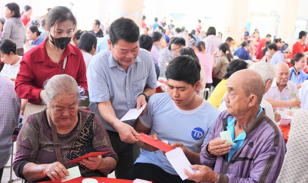 Những phần quà ý nghĩa được ông Tống Xuân Phong - Chủ tịch Công đoàn PVFCCo - Phú Mỹ trao tận tay những hoàn cảnh khó khăn vào dịp Tết đến xuân về