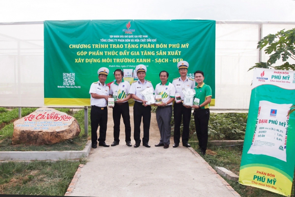 PVFCCo - Phú Mỹ trao tặng phân bón góp phần gia tăng sản xuất, xây dựng môi trường xanh - sạch - đẹp tại Lữ đoàn 162