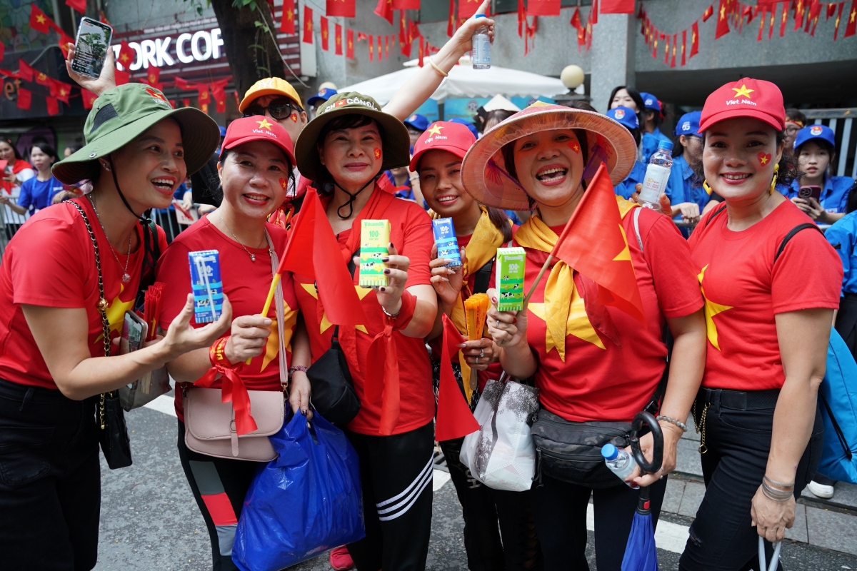 Gần 1 triệu sản phẩm dinh dưỡng bao gồm các dòng sữa tươi tiệt trùng như ít đường, không đường, dừa, chuối, cao đạm ít béo (Vinamilk, Vinamilk Green Farm) sữa thực vật từ hạt và đậu nành cao canxi, nước trái cây rau củ Susu, nước dừa tươi, nước dừa tắc, nước uống đóng chai Vinamilk và Icy Premium,... đã cùng đồng hành với các lực lượng và người dân trong ngày hội non sông (Ảnh: Vi Nam)
