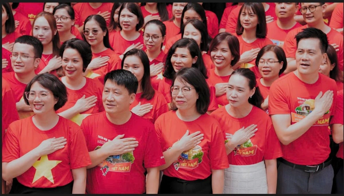 Toàn thể cán bộ nhân viên SHB tại Hội sở chính cùng hòa nhịp đập với Tổ quốc
