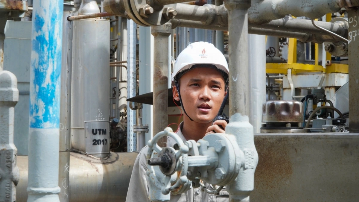 Giai đoạn đầu Nhà máy đạm Phú Mỹ mới đi vào vận hành, nhiều kỹ sư trẻ vừa rời ghế nhà trường đã được thử sức trong môi trường làm việc hiện đại, khắt khe, nơi từng thao tác đều đòi hỏi độ chính xác tuyệt đối