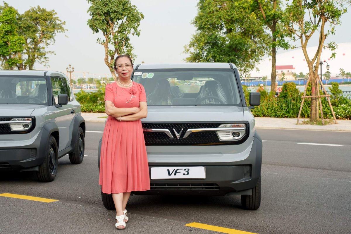 Bà Dương Thị Đức Tịnh (67 tuổi, TP.HCM) tới sự kiện giao lưu và nhận Giải Đặc biệt VF 3