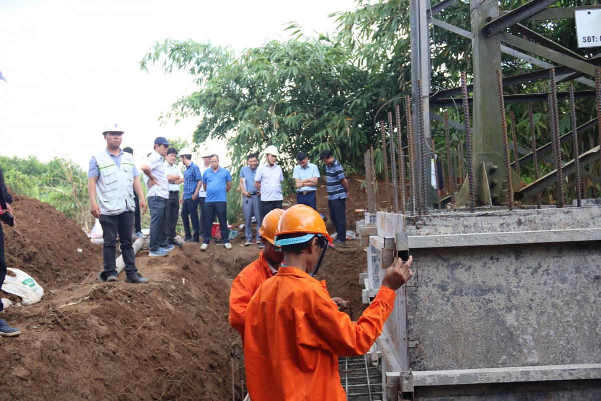 Công trình “Phân pha dây 2xACSR 240mm2 đường dây 110kV 172 Trị An –171 Thạnh Phú” tỉnh Đồng Nai thi công xuyên lễ