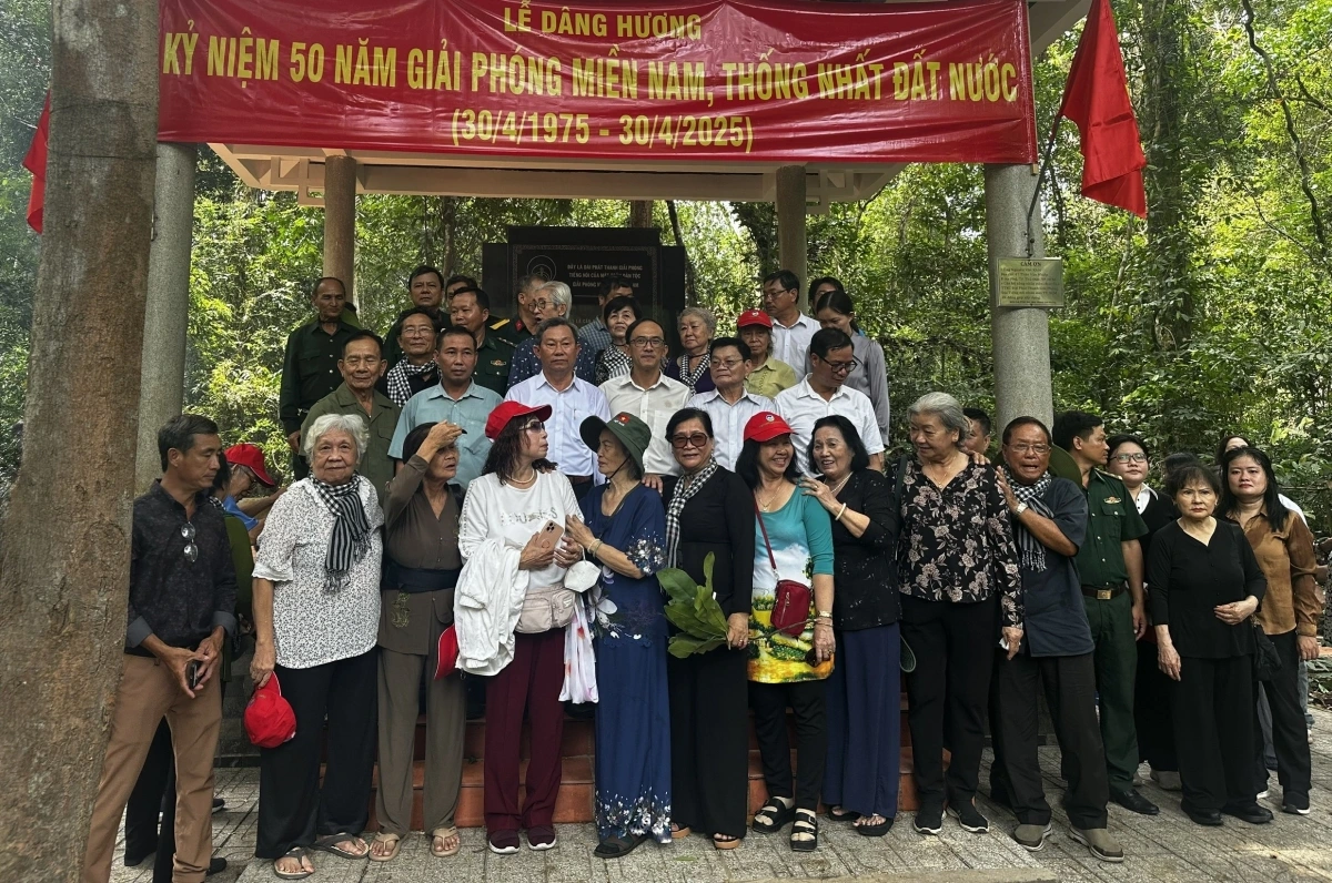 Những cán bộ, nhân viên từng công tác tại Đài Phát thanh Giải phóng tham gia chuyến về nguồn nhân dịp kỷ niệm 50 năm Giải phóng miền Nam, thống nhất đất nước