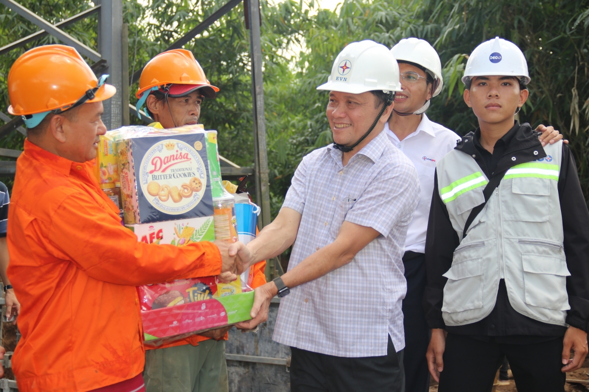 Tổng giám đốc EVNSPC Nguyễn Phước Đức tặng quà cho công nhân nhà thầu thi công xuyên lễ tại Công trình “Phân pha dây 2xACSR 240mm2 đường dây 110kV 172 Trị An –171 Thạnh Phú”, tỉnh Đồng Nai
