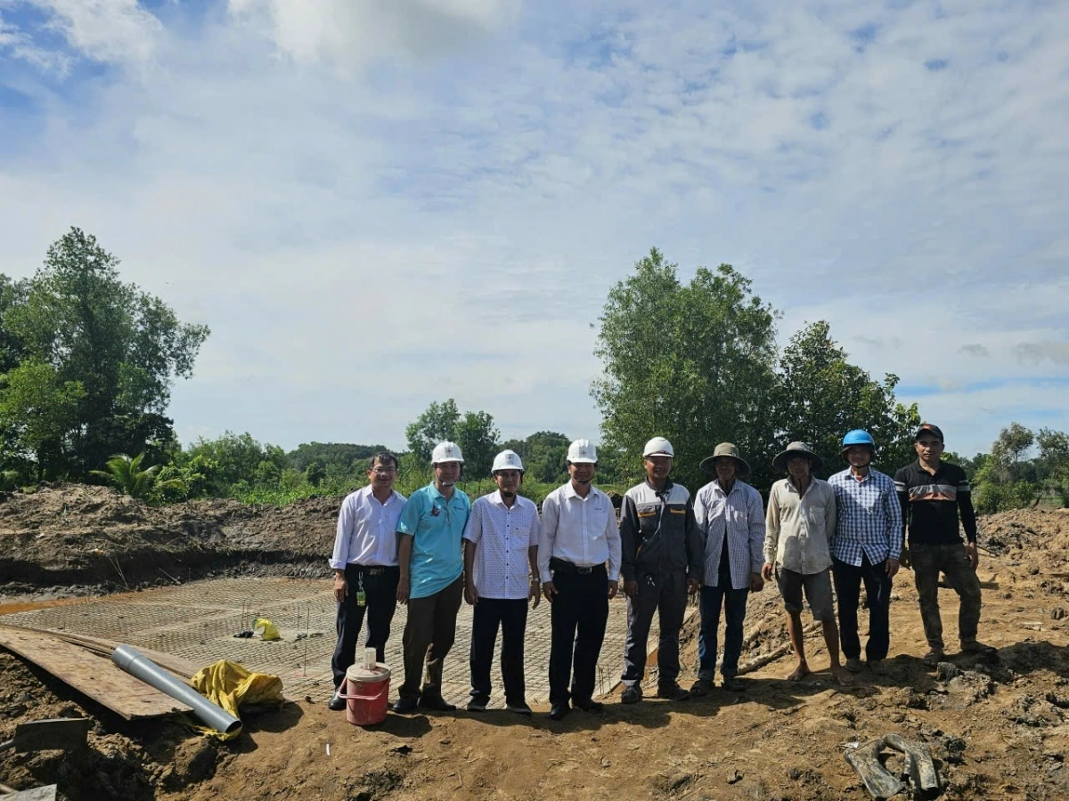 Thành viên HĐTV EVNSPC Lê Hoàng Oanh thăm hỏi lực lượng thi công công trình Trạm Thành Công 2, tỉnh Tây Ninh ngày 1/9/2025