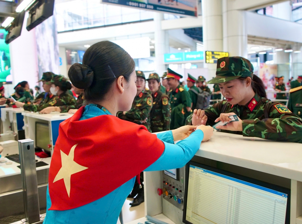 Tại đây, các chiến sĩ được nhân viên của Vietnam Airlines hướng dẫn làm thủ tục để lên chuyến bay VN9213 cất cánh lúc 14h00 ngày 3/9.