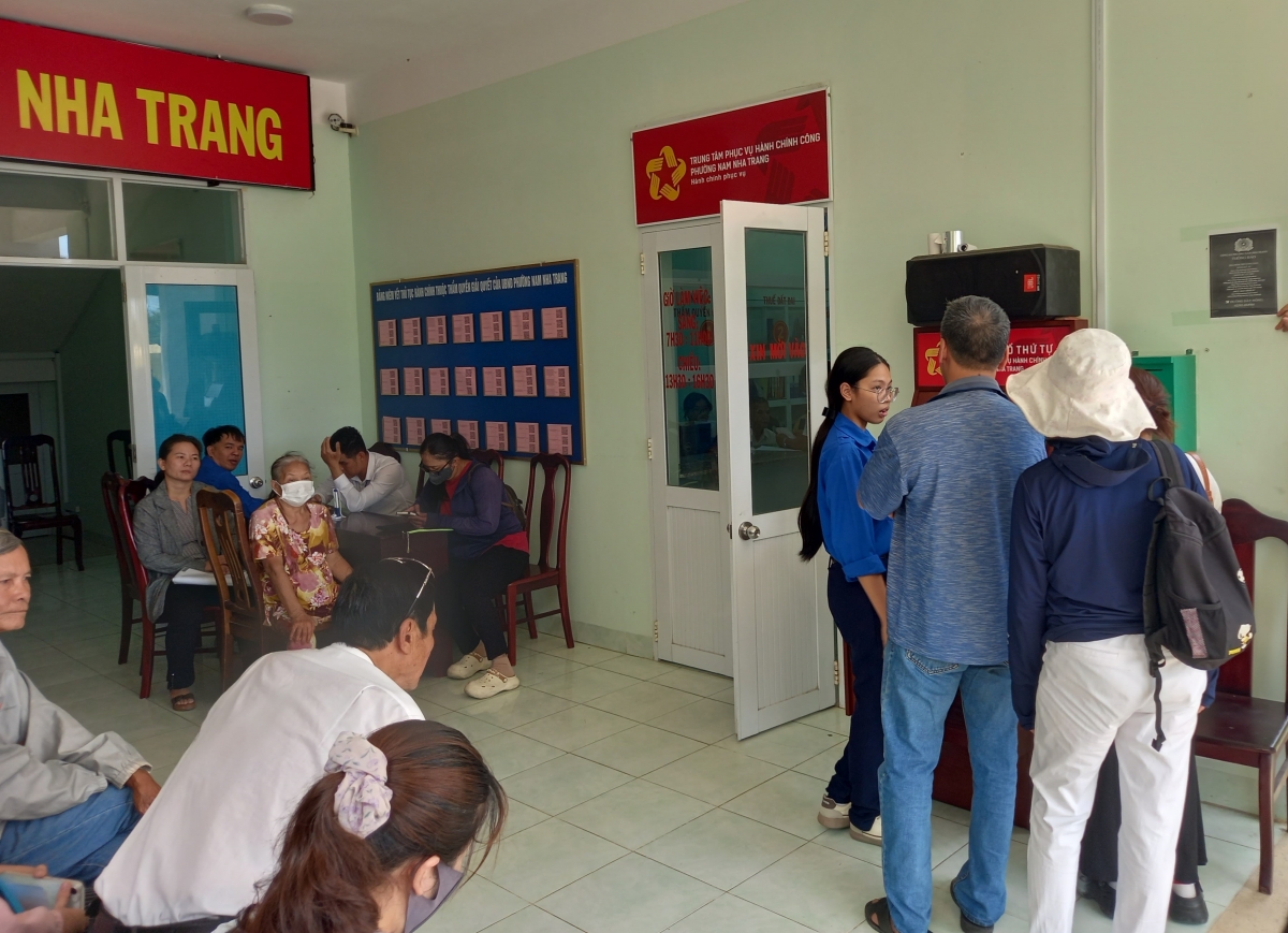 Người dân làm thủ tục hành chính tại UBND phường Nam Nha Trang, tỉnh Khánh Hòa