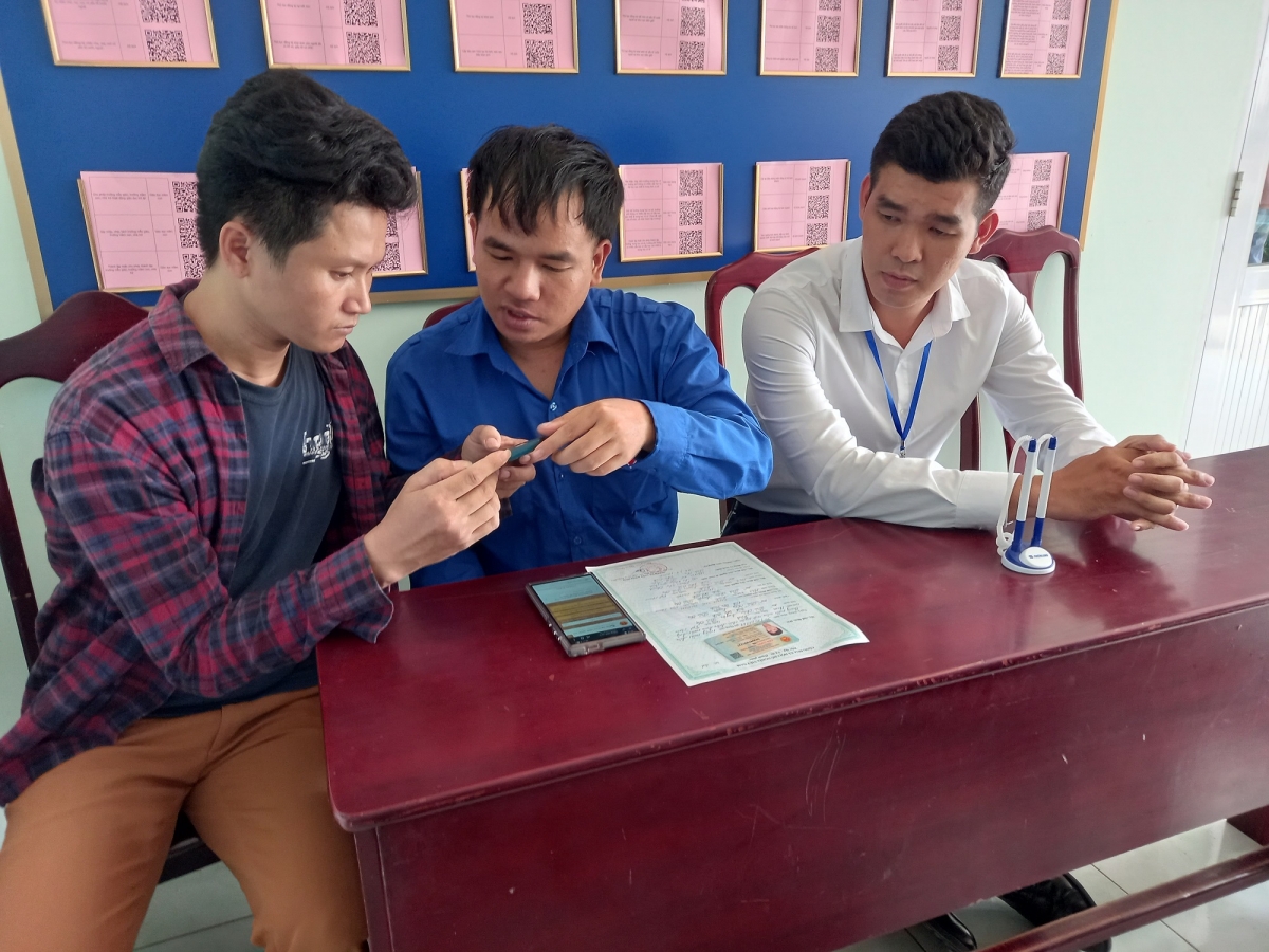 Cán bộ UBND phường Tây Nha Trang, tỉnh Khánh Hòa hướng dẫn người dân làm thủ tục hành chính