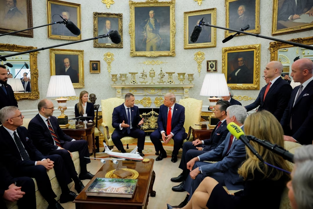 Cuộc gặp giữa Tổng thống Ba Lan Karol Nawrocki và Tổng thống Mỹ Donald Trump. (Ảnh: Reuters)