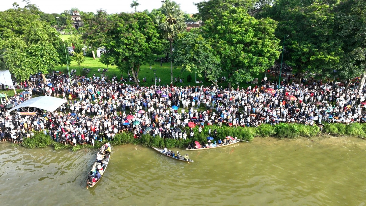 Bà con nhân dân đến xem đua ghe trên sông Hương