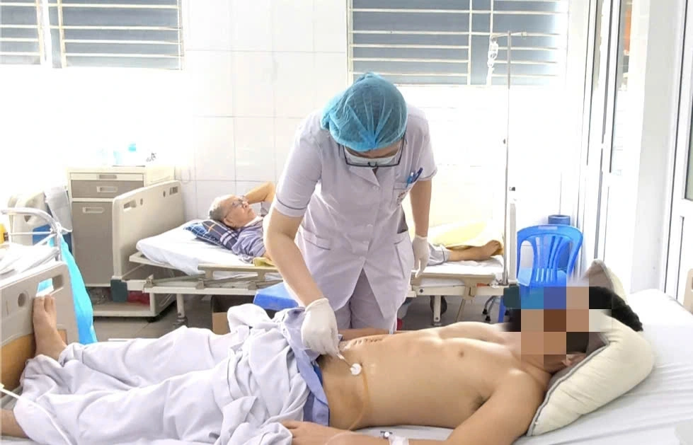 Bác sĩ điều trị cho bệnh nhân (ảnh BVCC)