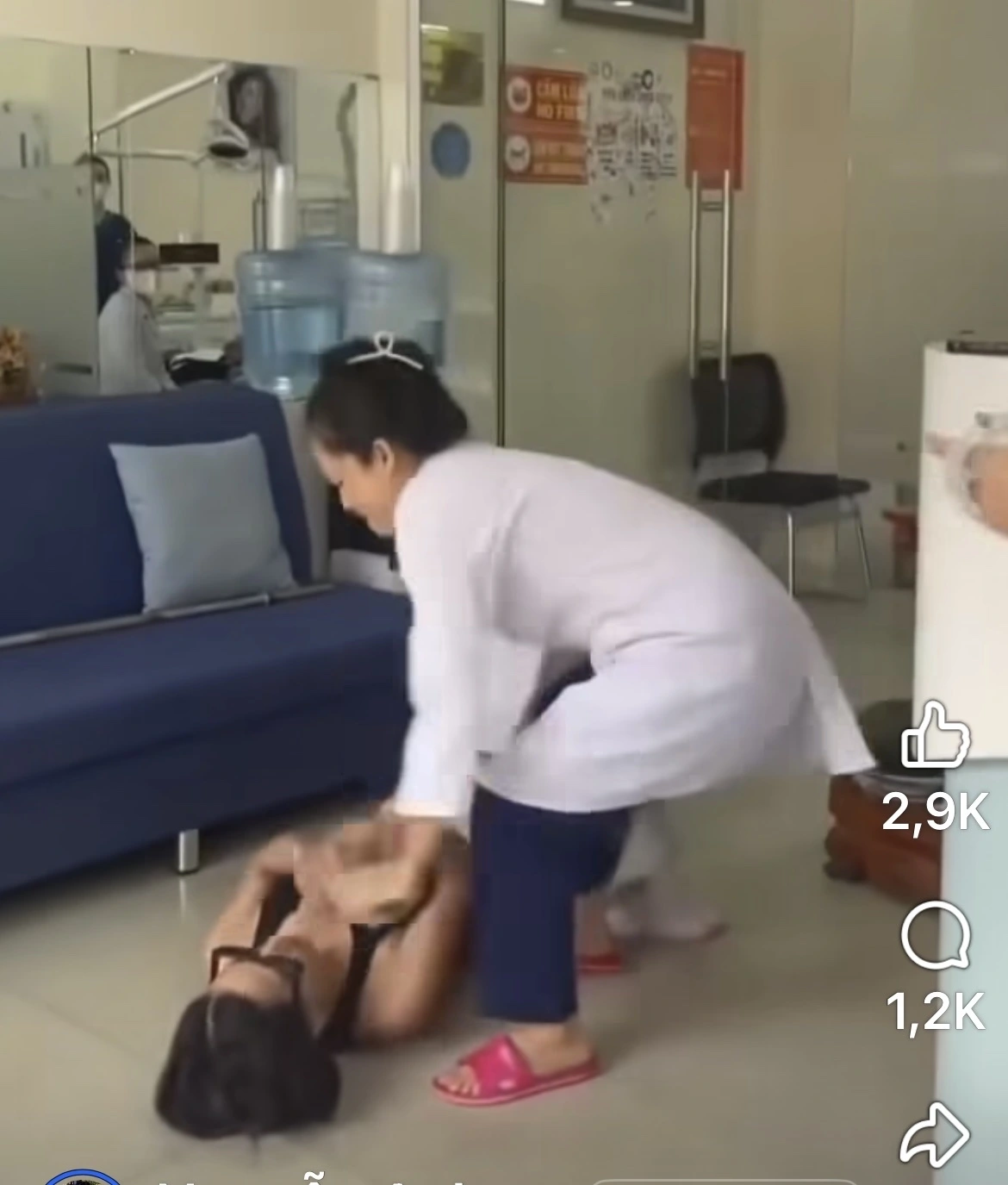 Bác sĩ nha khoa hành hung khách hàng (ảnh cắt từ video)