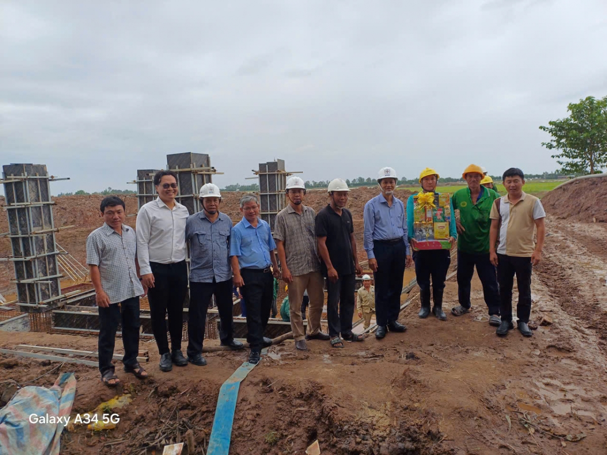 Thành viên HĐTV Bành Đức Hoài (thứ 4 từ phải qua) thăm và tặng quà người lao động làm việc xuyên lễ tại tỉnh Đồng Tháp