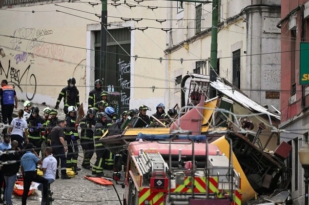 Lực lượng cứu hộ có mặt tại hiện trường vụ tai nạn tàu điện ở Lisbon, Bồ Đào Nha ngày 3/9. Ảnh: Reuters