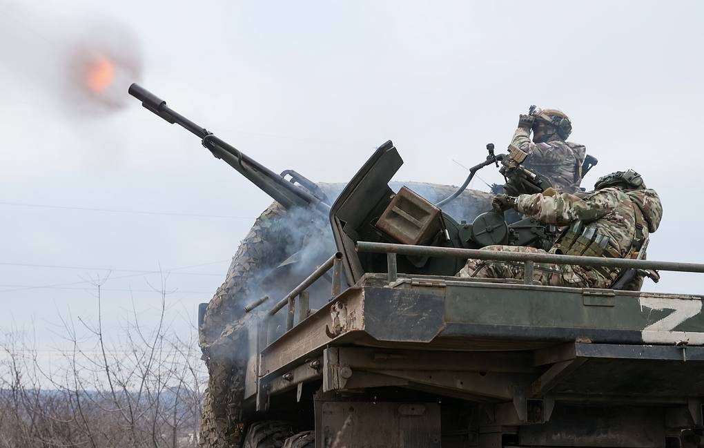Binh sỹ Nga nã pháo vào cứ điểm Ukraine. Ảnh: TASS