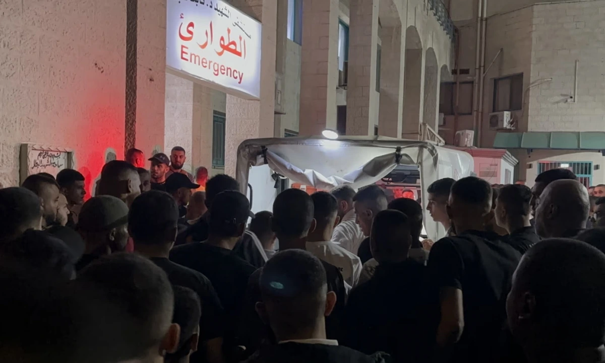 Mọi người tụ tập bên ngoài một bệnh viện sau cuộc không kích của Israel ở Tulkarm, Bờ Tây. Ảnh: Anadolu.