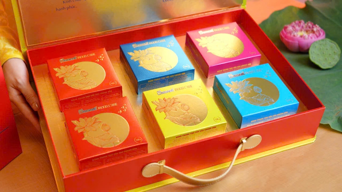 Bộ sưu tập bánh Sanest Mooncake 2025 với nhiều màu sắc hiện đại, sang trọng