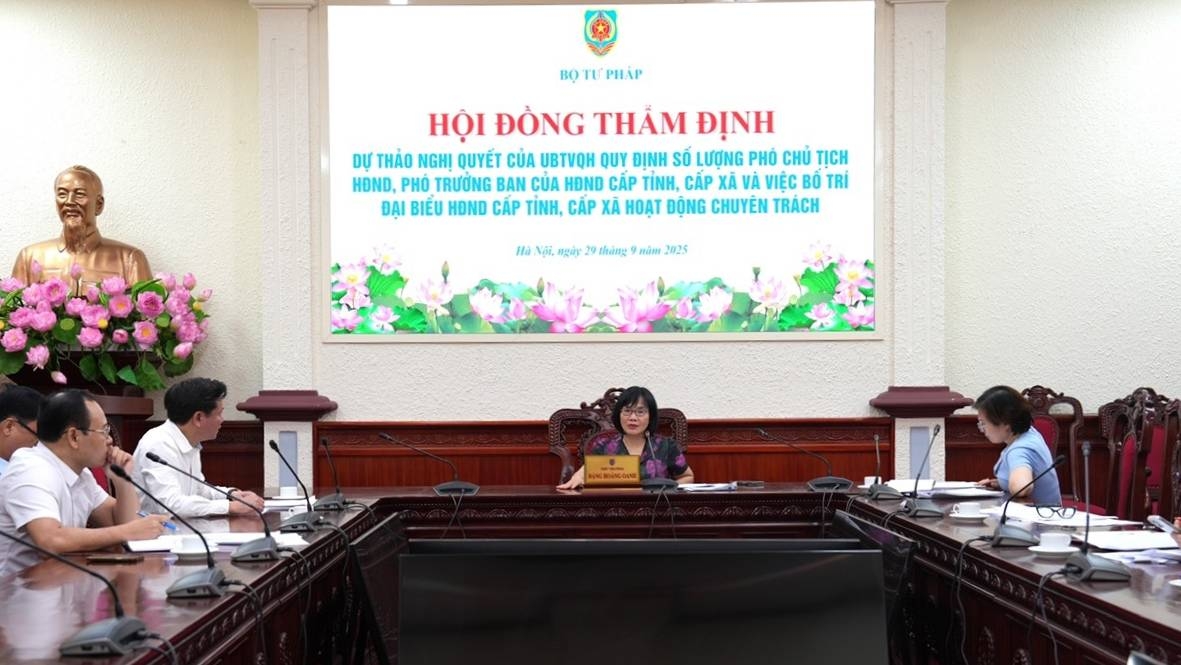 Thứ trưởng Bộ Tư pháp Đặng Hoàng Oanh chủ trì cuộc họp.