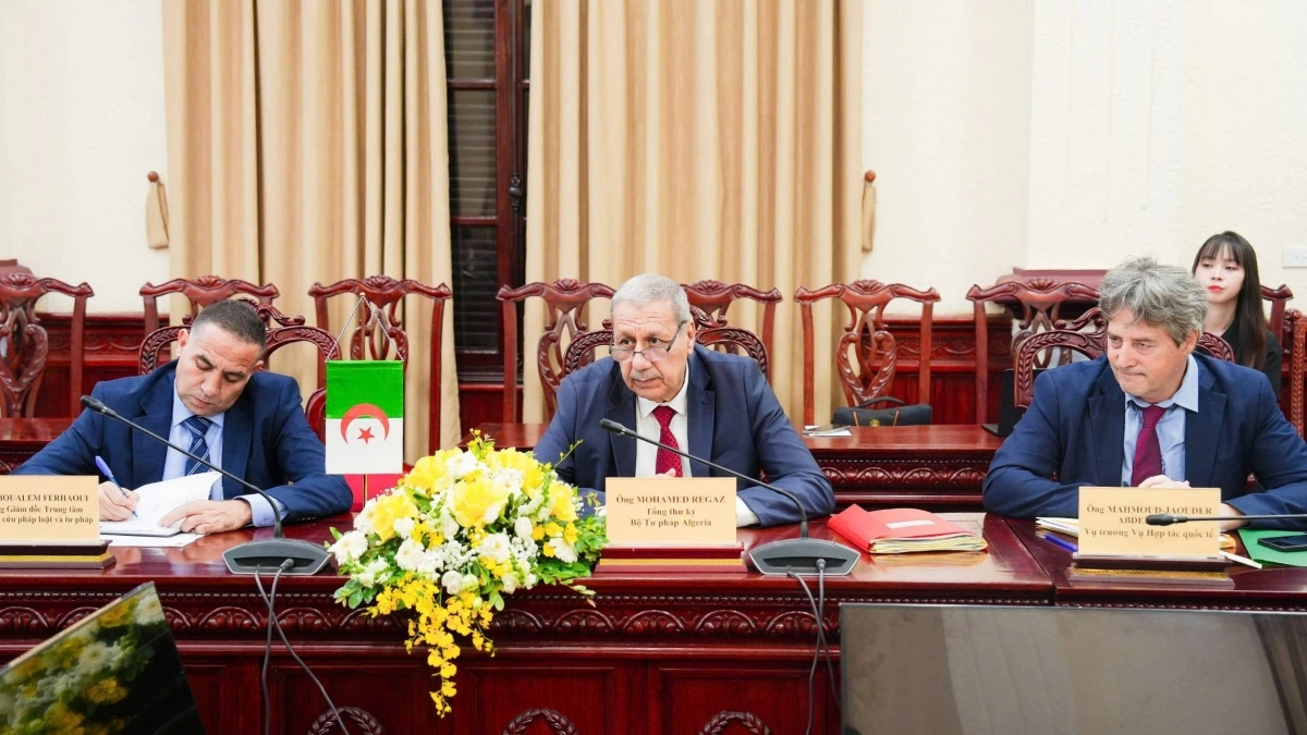 Tổng Thư ký Bộ Tư pháp Algeria Mohamed Regaz phát biểu tại hội đàm. Ảnh: PV