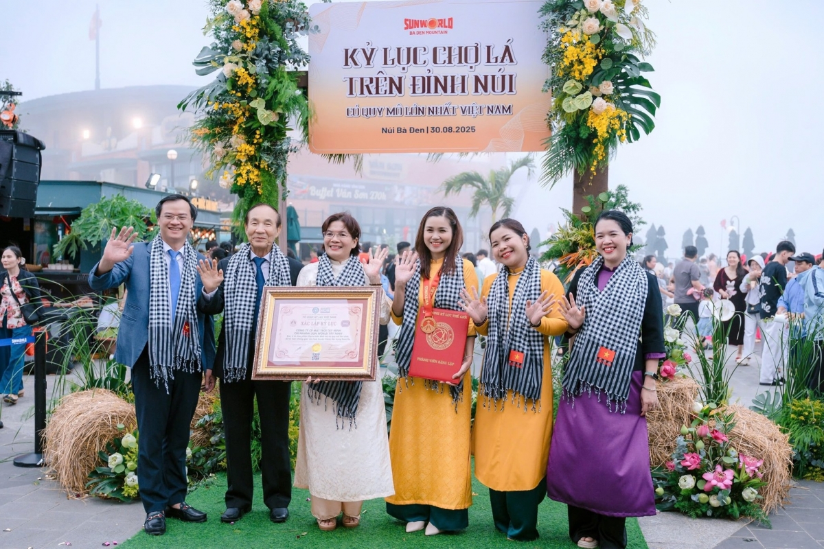 Kỷ lục “Chợ Lá trên đỉnh núi có quy mô lớn nhất Việt Nam” (ảnh TN)