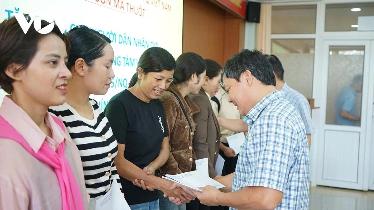 Người dân phường Buôn Ma Thuột, tỉnh Đắk Lắk nhận quà bằng tiền mặt từ lãnh đạo phường.
