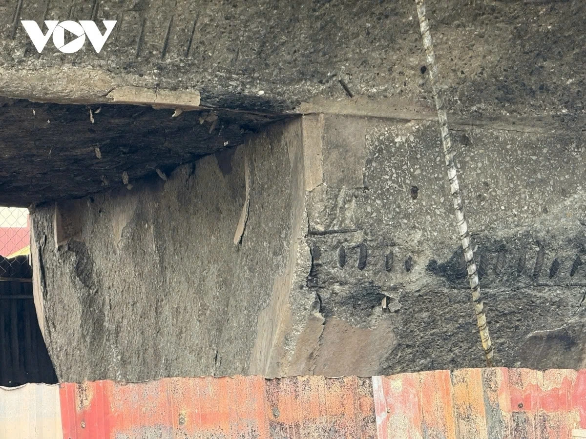 Bộ Xây dựng đề nghị các địa phương lên kế hoạch di dời ngay các bãi trông giữ xe ra khỏi phạm vi bảo vệ kết cấu hạ tầng bộ trước ngày 30/10. Ảnh Hàng trăm xe bị trơ khung sắt, thân cầu Vĩnh Tuy lộ khung sắt sau vụ cháy.