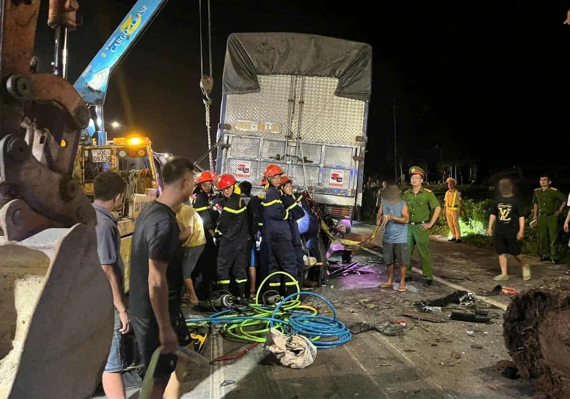 Lực lượng chức năng cứu hộ đưa nạn nhân và phương tiện ra ngoài. Ảnh: CTV