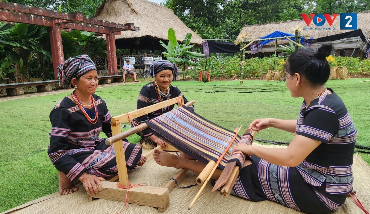 Các bạn trẻ người Hre được các nghệ dân truyền dạy dệt thổ cẩm Làng Teng