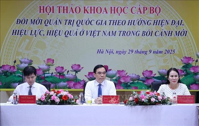 Các đại biểu điều hành hội thảo. Ảnh TTXVN
