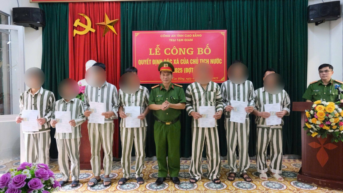 Các phạm nhân được trao quyết định đặc xá và thẻ căn cước