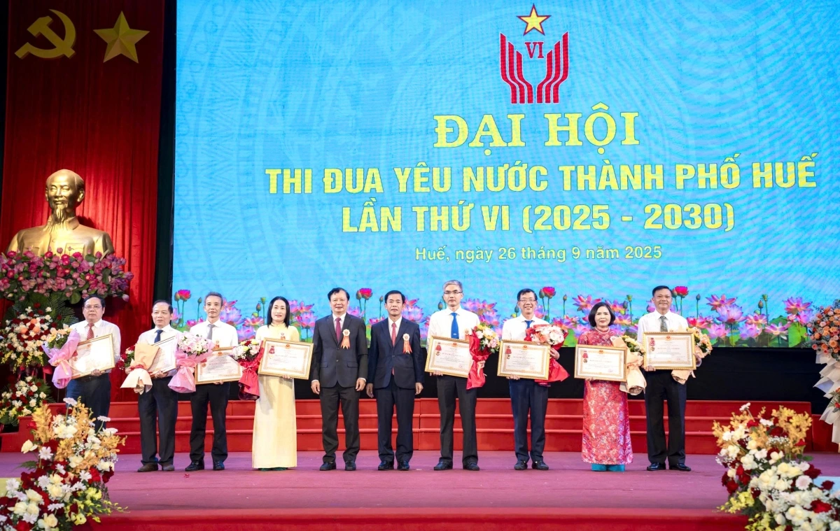 Các tập thể và cá nhân đón nhận Huân chương Lao động hạng Nhì và hạng Ba