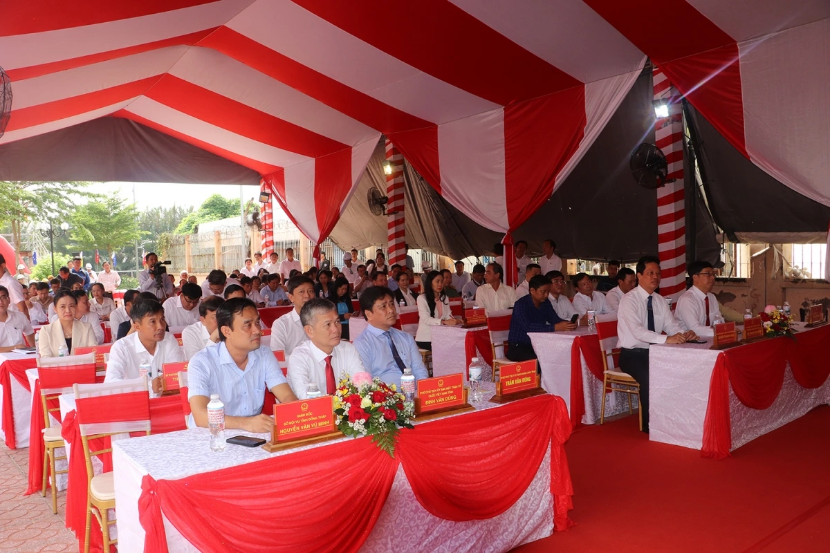 Các vị lãnh đạo tỉnh Đồng Tháp dự lễ khởi công gói thầu 04 của dự án Đường ven 2 bờ sông Bảo Định