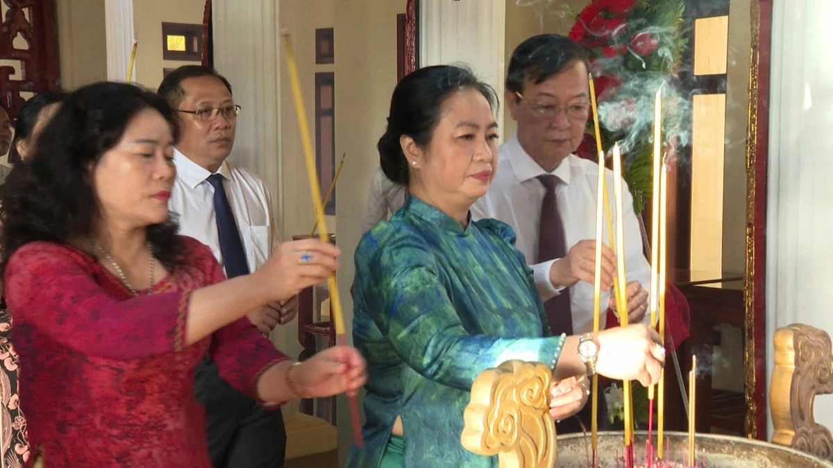 Lãnh đạo thành phố Cần Thơ viếng Đền thờ Bác Hồ ở xã Lương Tâm.