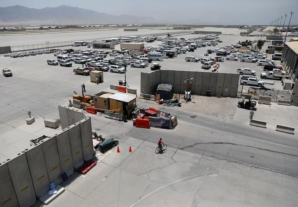 Các phương tiện đỗ tại căn cứ không quân Bagram sau khi binh sĩ Mỹ rút đi, tỉnh Parwan, Afghanistan, ngày 5/7/2021. Ảnh: Reuters