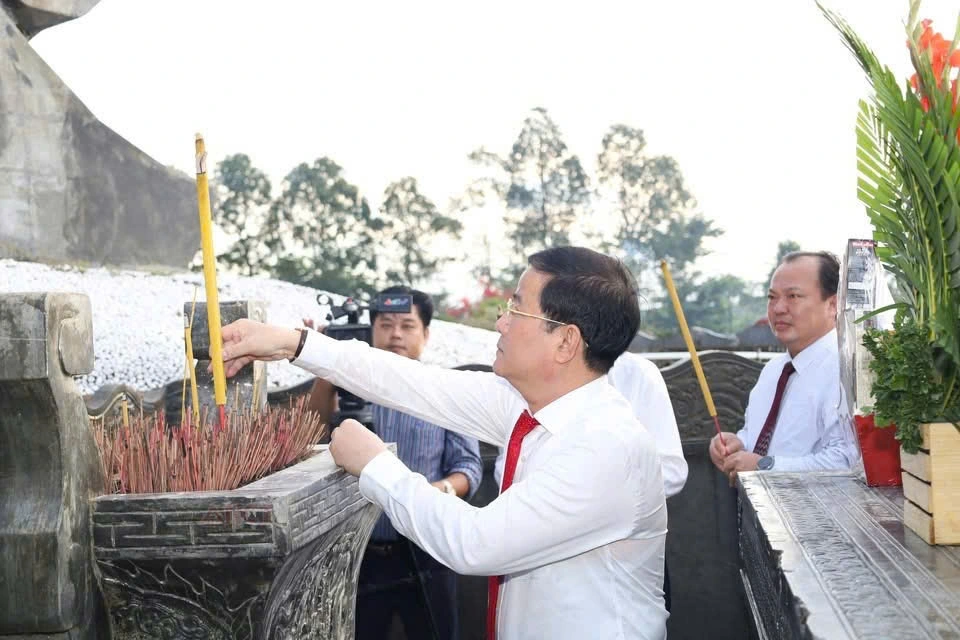 Phó Bí thư Thành ủy Cần Thơ Trần Văn Huyến thành kính dâng hương tại Đài Tưởng niệm Nghĩa trang Liệt sĩ ở xã Vị Thủy.