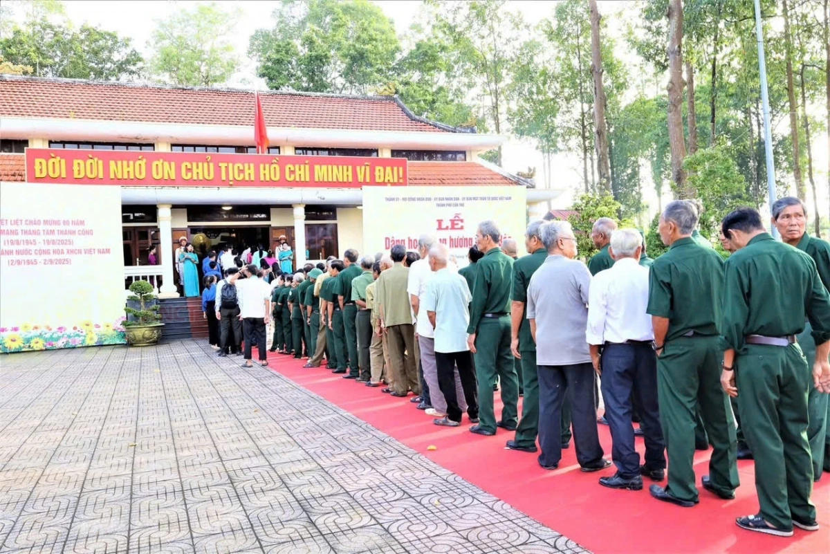Các ngành, các cấp và đông đảo người dân viếng Đền thờ Bác Hồ ở xã Lương Tâm.