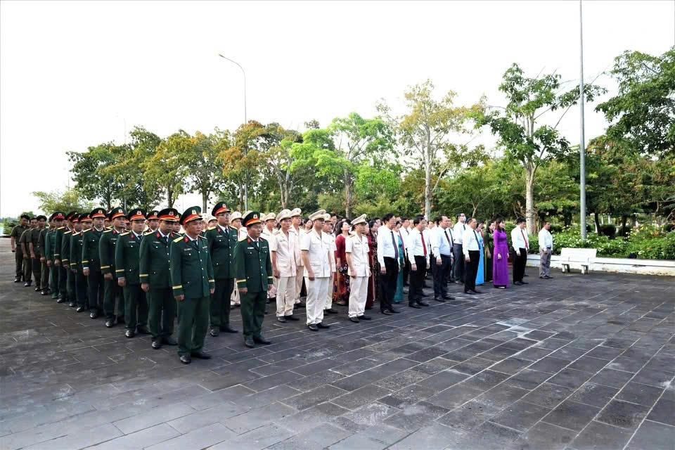 Đoàn đại biểu viếng Nghĩa trang Liệt sĩ ở xã Vị Thủy, thành phố Cần Thơ.