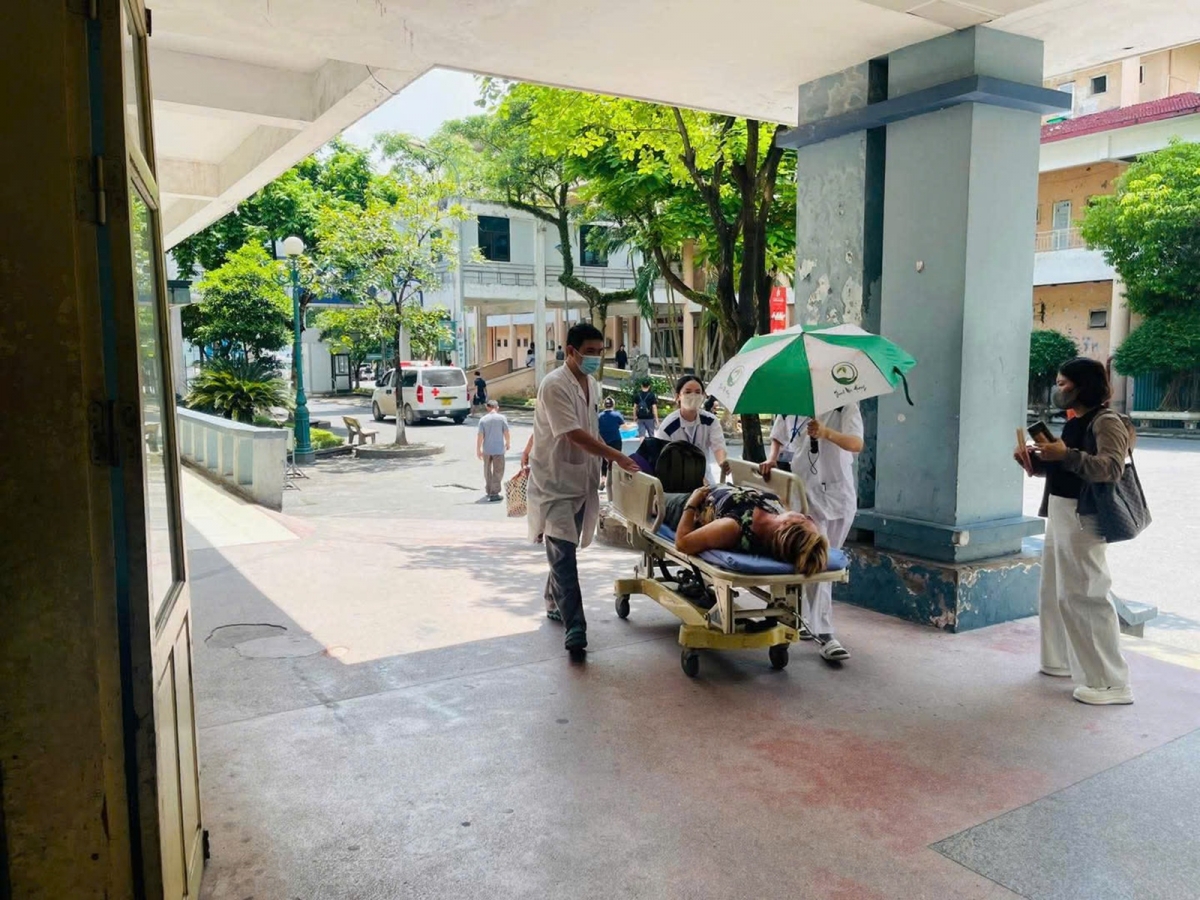 Nạn nhân trong vụ tại nạn được đưa tới bệnh viện