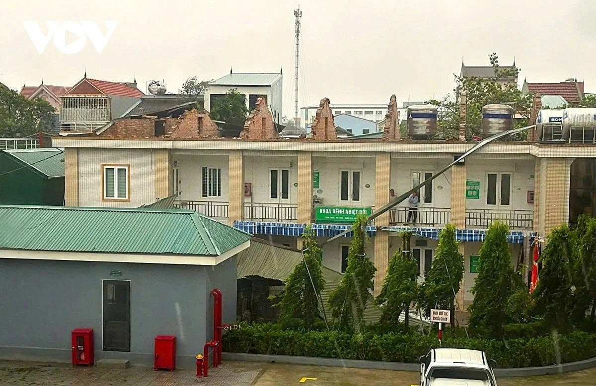 Khoa bệnh nhiệt đới, Bệnh viện Đa khoa TP Vinh bị tốc mái hoàn toàn. Ảnh: KT.