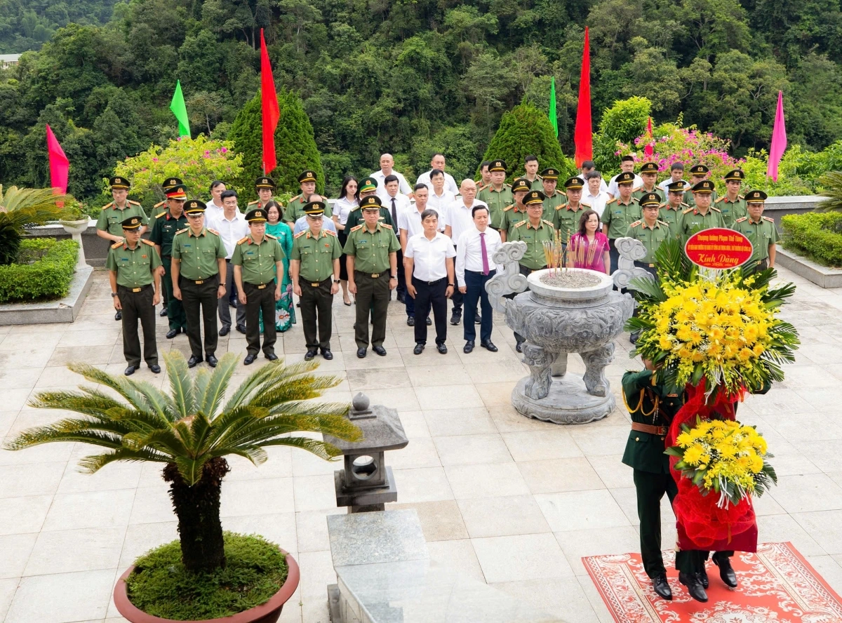 Đoàn công tác dâng hương Đền thờ Chủ tịch Hồ Chí Minh và viết sổ lưu bút tại Khu Di tích Quốc gia đặc biệt Pác Bó.