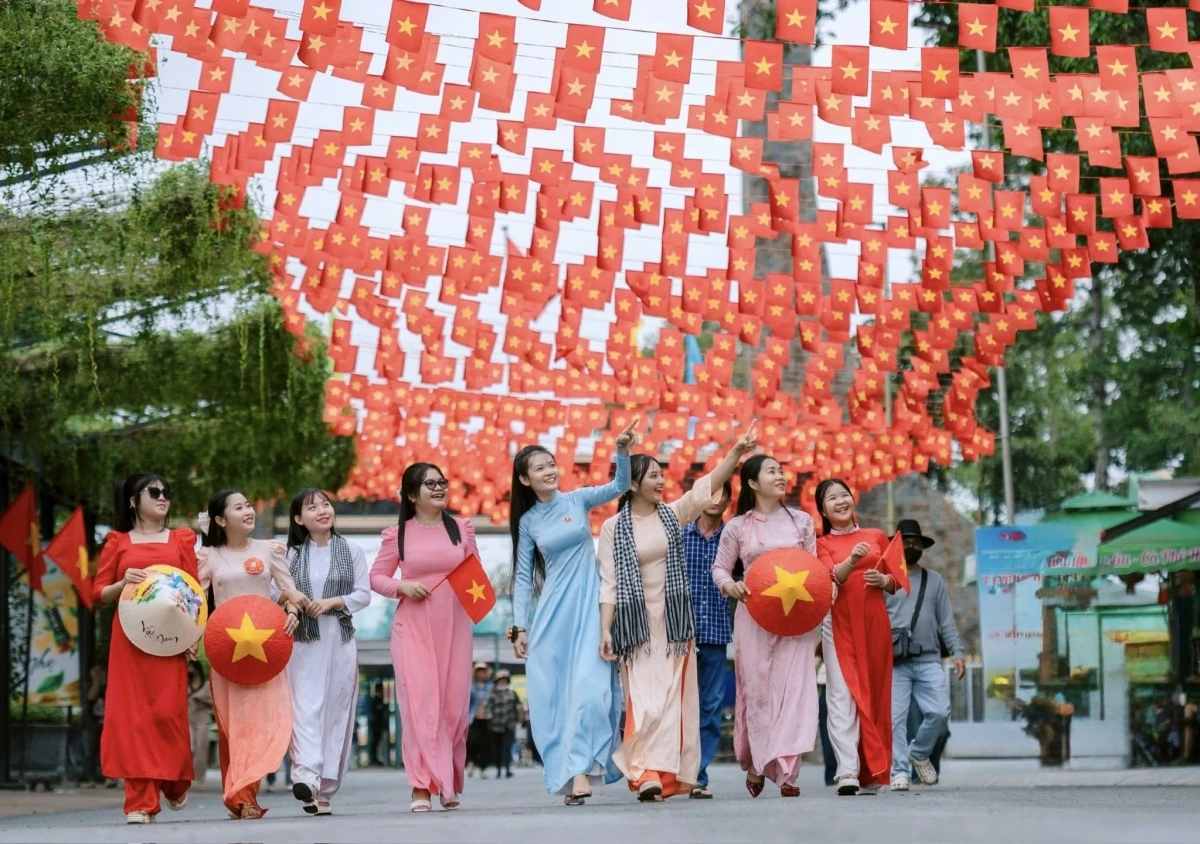 Núi Bà Đen rực rỡ màu cờ (ảnh TN)